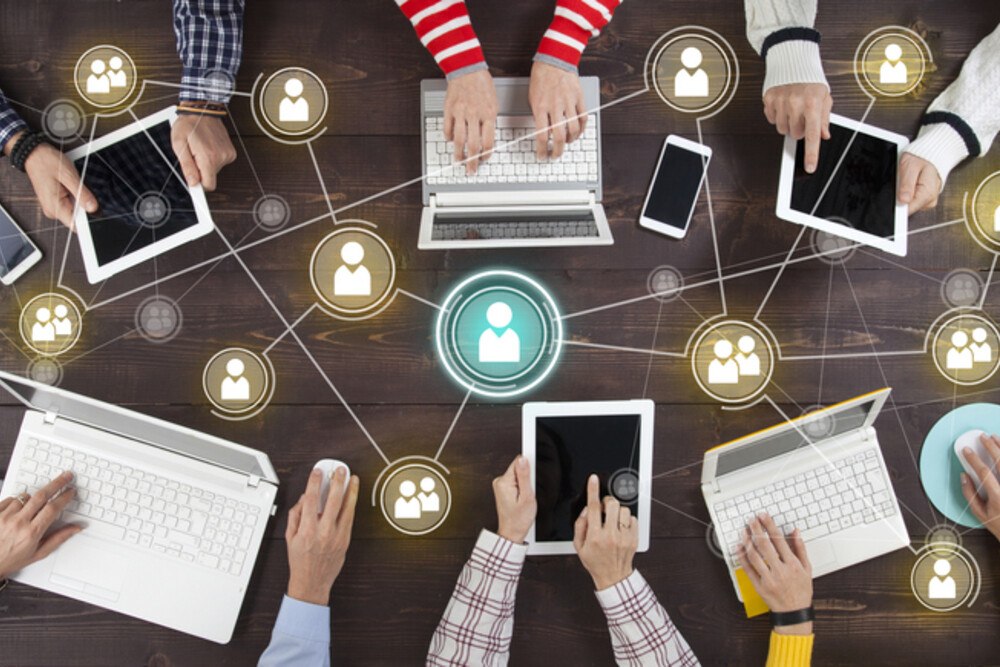 © Getty Images / eternalcreative
Intranet, internen Newsletter oder Blogs sowie Social Media Kanäle wie geschlossene Facebook- oder LinkedIn-Gruppen und eigens für die Mitarbeiter-Kommunikation konzipierte Apps halten verstärkt Einzug in die Unternehmenswelt. Intranet, internen Newsletter oder Blogs sowie Social Media Kanäle wie geschlossene Facebook- oder LinkedIn-Gruppen und eigens für die Mitarbeiter-Kommunikation konzipierte Apps halten verstärkt Einzug in die Unternehmenswelt.
