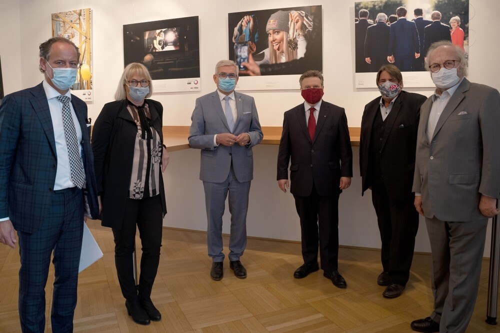 © GBH
Gemeinsamer Kampf (v.l.): Erwin Soravia (Präsident Projektentwickler Österreichs), Irene Wedl Kogler (BIMin Bauhilfsgewerbe), Alfred Riedl (Präsident Gemeindebund), Michael Ludwig (Präsident Städtebund), Muchitsch (Bundesvorsitzender Gewerkschaft Bau-Holz) und Hans Werner Frömmel (BIM Bau). Gemeinsamer Kampf (v.l.): Erwin Soravia (Präsident Projektentwickler Österreichs), Irene Wedl Kogler (BIMin Bauhilfsgewerbe), Alfred Riedl (Präsident Gemeindebund), Michael Ludwig (Präsident Städtebund), Muchitsch (Bundesvorsitzender Gewerkschaft Bau-Holz) und Hans Werner Frömmel (BIM Bau).