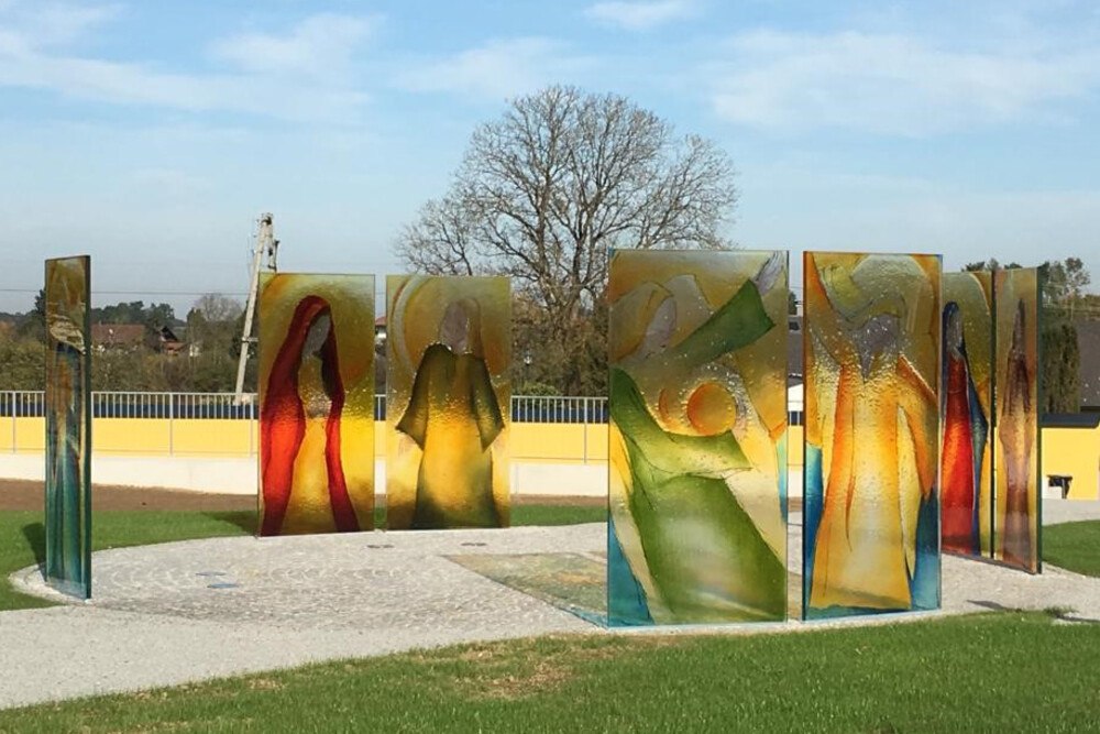 © Lydia Wassner-Hauser
Eines der drei Gewinnerprojekte des Austrian Glastechnik Awards 2020: Das Zentrum der Gedenkstätte für Sternenkinder in Eberstalzell, gefertigt von der Glasmalerei Stift Schlierbach nach Entwürfen der Künstlerin Lydia Wassner-Hauser.