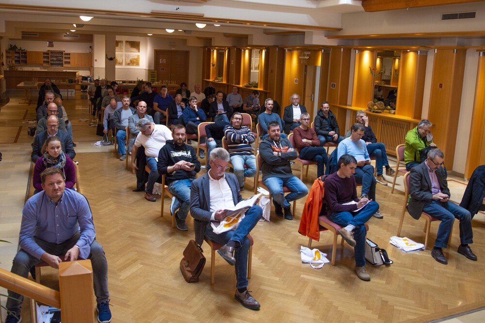 © Holzforschung Austria
Das HFA-Seminar „Fensterbankeinbau & Bodenanschluss“ in Leobendorf bei Korneuburg fand am 20. Oktober Covid-19-konform mit insgesamt 50 Teilnehmern statt. Das HFA-Seminar „Fensterbankeinbau & Bodenanschluss“ in Leobendorf bei Korneuburg fand am 20. Oktober Covid-19-konform mit insgesamt 50 Teilnehmern statt.