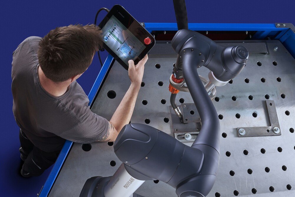 © Cloos
Kleine Werkstücke in geringen Stückzahlen automatisiert schweißen. Cobot und Mensch arbeiten zusammen.