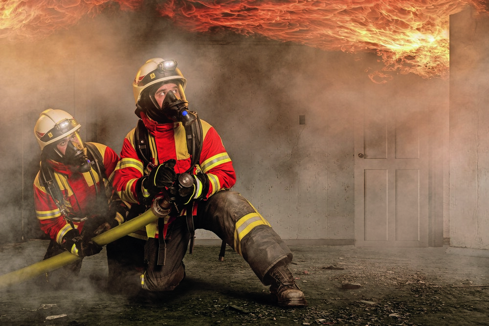 © GettyImages
Fehlende oder aufgrund von Unwissen falsch umgesetzte Brandschutzmaßnahmen können fatale Folgen haben. falsch umgesetzte Brandschutzmaßnahmen können fatale Folgen haben