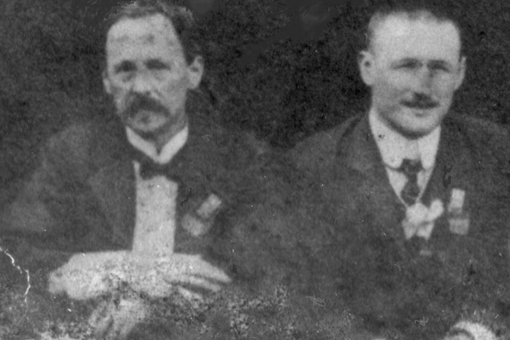 © Archiv Elfriede Zahlner
Der Begründer der Glaser-Zeitung Carl Glößl (links) mit seinem Sohn am Glasertag 1908. Der Begründer der Glaser-Zeitung Carl Glößl (links) mit seinem Sohn am Glasertag 1908.