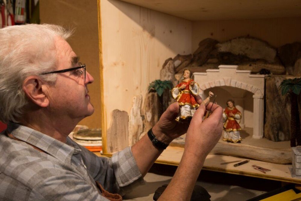 © European Heritage Project
Rudolf Aitenbichler bei der Restaurierung einer der historischen Figuren der Hocker-Krippe Krippenrestaurator Rudolf Aitenbichler bearbeitet eine historische Figur