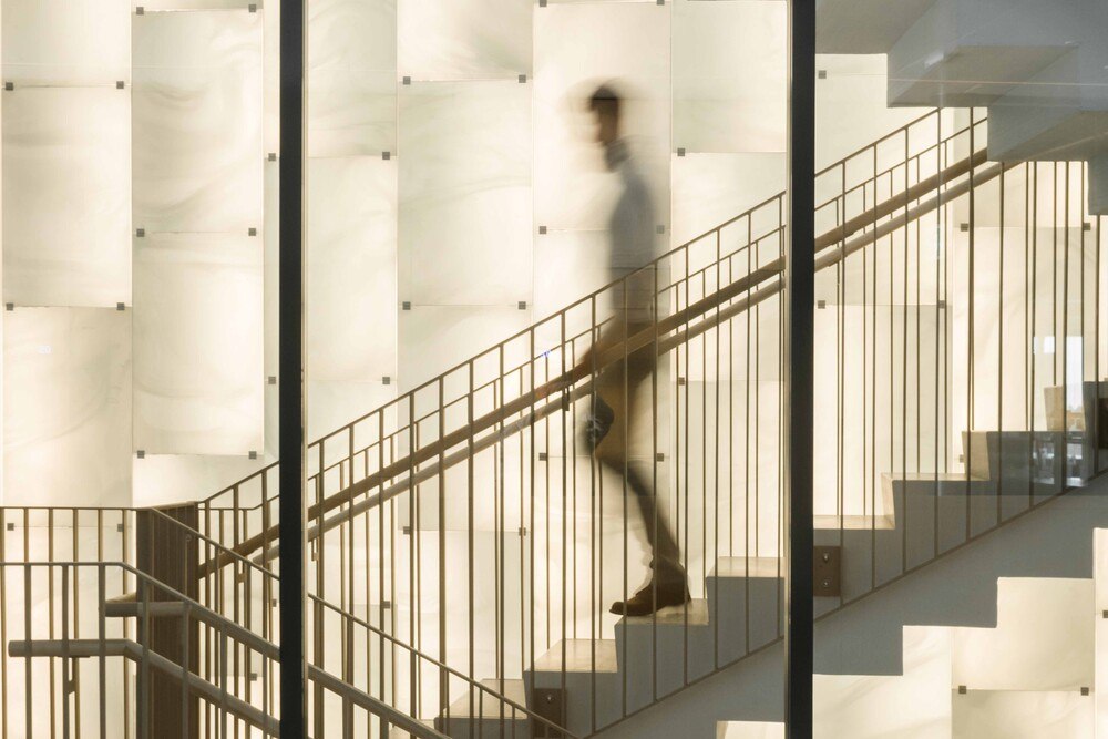 © Mark Hadden Für die „Glas-Licht-Wand“ eines Laborgebäudes in Schweden wurde mundgeblasenes Sonderglas angefertigt.