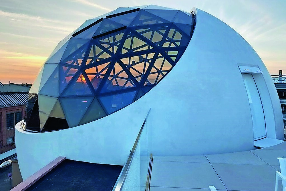 © eyrise Sonnenschutzglas für die Oscar-Niemeyer-Sphere: Mit Hilfe einer ausgefeilten Flüssigkristall-Glastechnologie lassen sich die dreieckigen Glasmodule der geodätischen Kuppel individuell per App steuern.