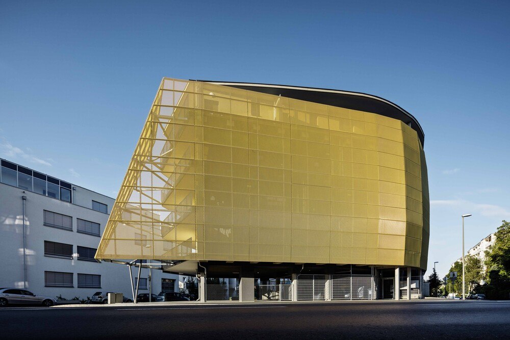 © Croce & Wir
Insgesamt 800 Quadratmeter zwei Millimeter starkes Streckmetall aus Stahl, Raute 100 x 40 x 10, bilden die Fassade. Die Stahlbleche wurden zum Schutz vor Korrosion feuerverzinkt. Für die goldene Haut des Golden Skin sorgt eine Pulverbeschichtung ausgeführt von Zinkpower Coating in Wiener Neustadt.
