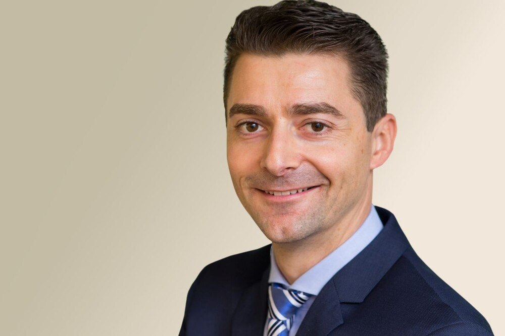 © Saint-Gobain/Pflügel
Michael Allesch hat Anfang des Jahres als Direktor des Marketings und Vertriebs die Gesamtleitung der Saint-Gobain-Marken Rigips und Isover übernommen. Portraitfoto von Michael Allesch, Direktor Marketing und Vertrieb von Isover und Rigips