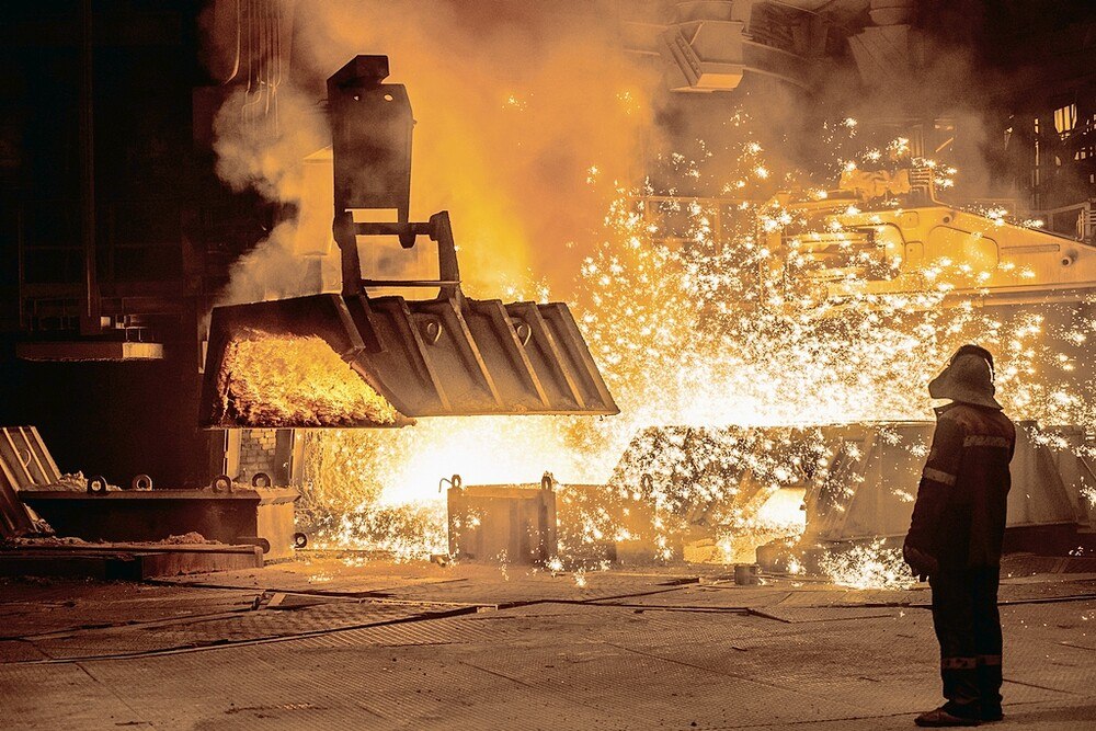 © GettyImages/maki_shmaki Arbeiten im Stahlwerk