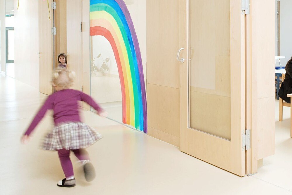 © Velux/Patricia Weisskirchner
Gute Tageslichtbedingungen in Kindergärten und Schulen unterstützen die Entwicklung und erhöhen die Lernfähigkeit. Ein kleines Mädchen läuft durch den lichtdurchfluteter Gang in einem Kindergarten