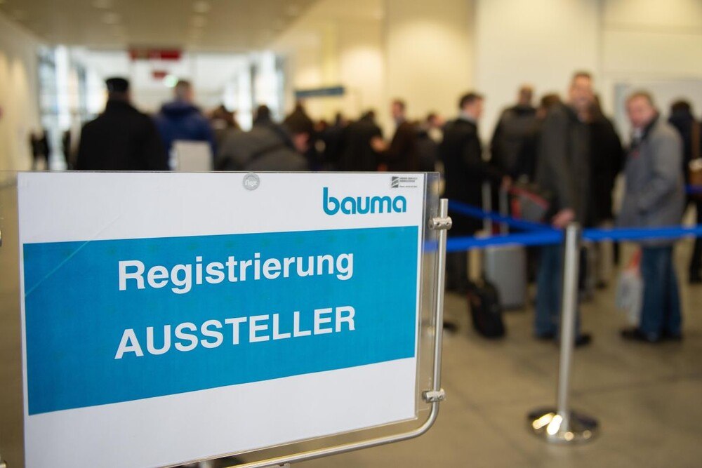 © Messe München GmbH
Um sicher zu gehen, dass die ganze Bandbreite der Branche abgebildet werden kann wurde die Bauma auf Oktober 2022 verschoben. Info-Tafel für den Registrierungsbereich der Aussteller auf der Bauma