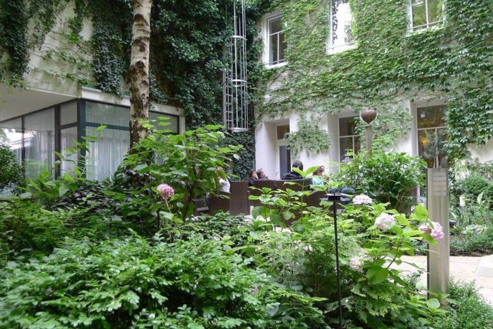 © GRÜNSTATTGRAU
Bauwerksbegrünung: Eine wichtige Maßnahme zur Klimawandelanpassung in den Städten. Begrünter Innenhof und begrünte Fassaden in Wien