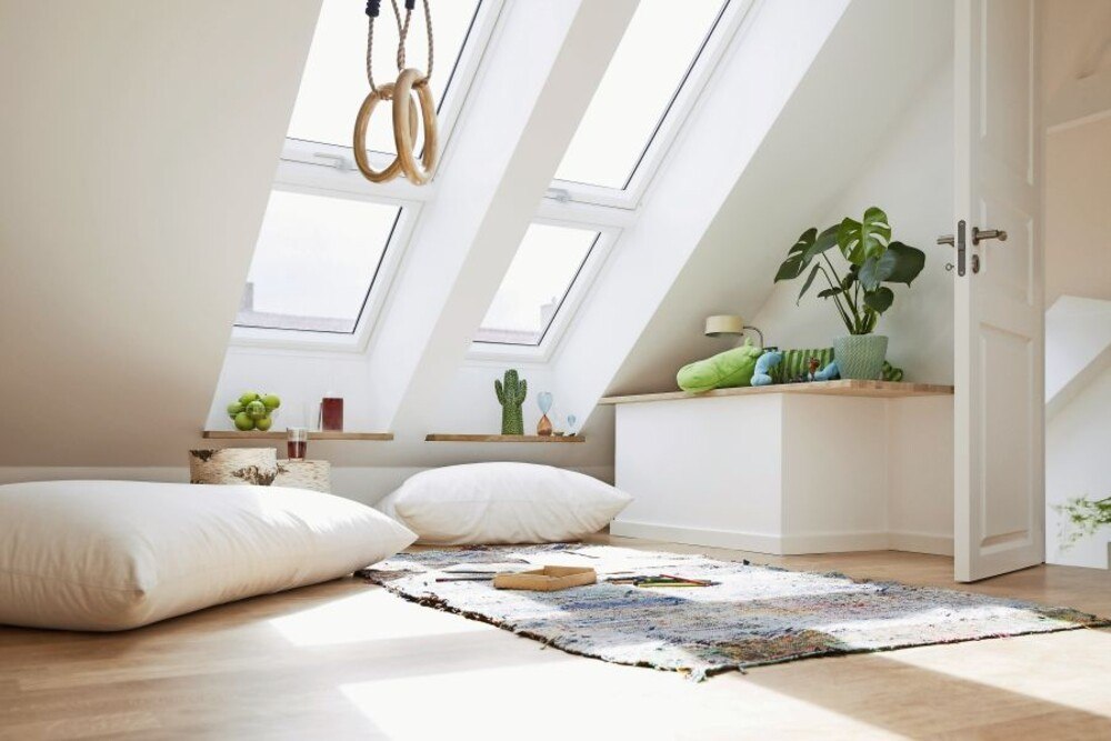 © Velux Im Vergleich zu Fassadenfenstern bringt Tageslicht über den Zenit, also von oben über Dachfenster kommend, bis zu dreimal so viel Tageslicht in den Innenraum.