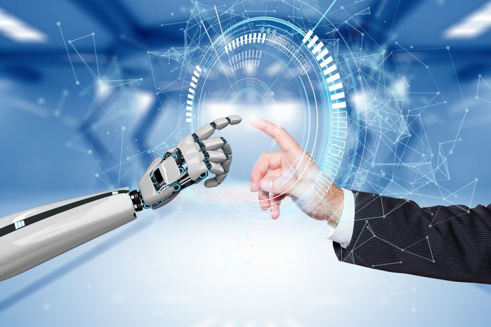 © Getty Images/style-photography
Jedes Digitalisierungsprojekt schafft neue wirtschaftliche Möglichkeiten und hilft der Wettbewerbsfähigkeit. Wie bei Michelangelos Fresko "Die Erschaffung Adams" berühren sich die Finger eines Roboters und eines Menschen
