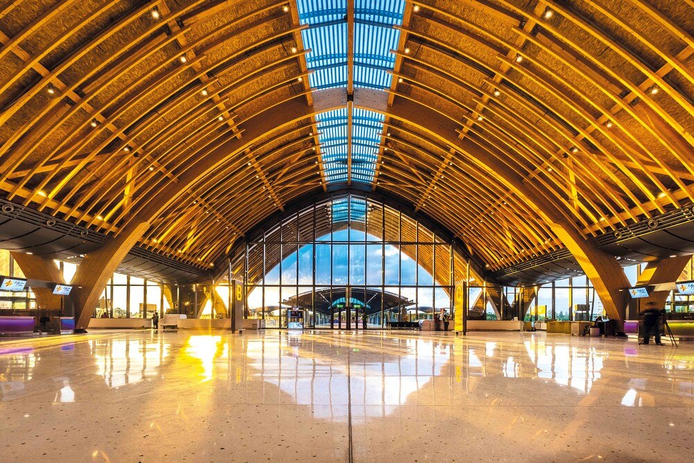 © Christopher Colinares
Mactan Cebu International Airport auf den Philippinen: Die 15 Meter hohe Tragstruktur der Tonnendächer überspannt 30 Meter. Bogenbinder-Hälften aus Brettschichtholz bilden die Konstruktion. Mactan Cebu International Airport auf den Philippinen: Die 15 Meter hohe Tragstruktur der Tonnendächer überspannt 30 Meter. Bogenbinder-Hälften aus Brettschichtholz bilden die Konstruktion.