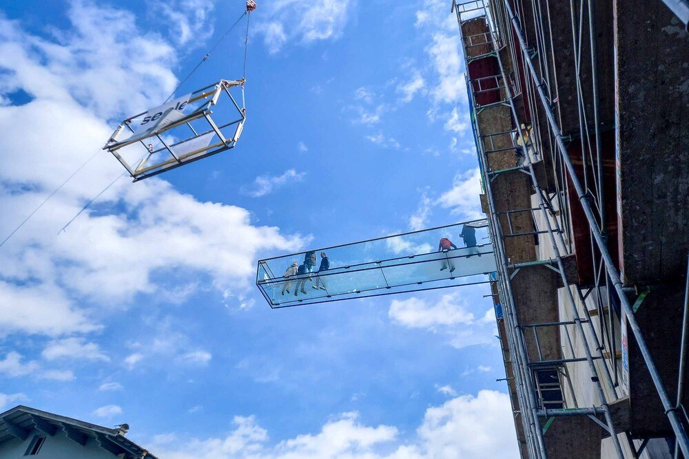 © Seele
Der gläserne, zehn Meter lange Skywalk ragt frei aus dem vierten Stock des neuen Flagshipstores von Bründl Sports in Kaprun. Der gläserne, zehn Meter lange Skywalk ragt frei aus dem vierten Stock des neuen Flagshipstores von Bründl Sports in Kaprun.