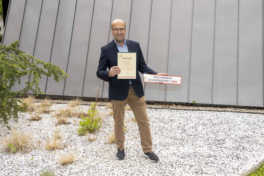© So macht man Dach/Chris Zenz
„Unsere Kunden können sich seit sechs Jahren auf höchste steirische Handwerksqualität im Dachbereich verlassen“, sagt Rudolf Rathkolb, Obmann „Steirisch mit Qualität“. „Unsere Kunden können sich seit sechs Jahren auf höchste steirische Handwerksqualität im Dachbereich verlassen“, sagt Rudolf Rathkolb, Obmann „Steirisch mit Qualität“.