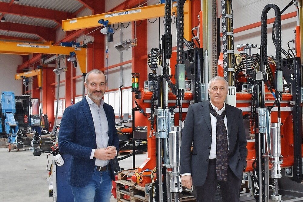 © Wimmer International 2021
Andreas Wimmer (l.) hat nun die alleinige Geschäftsführung von Wimmer Hartstahl von seinem Vater Alois Wimmer übernommen. Der neue Geschäftsführer Andreas Wimmer mit Senior-Chef Alois Wimmer.