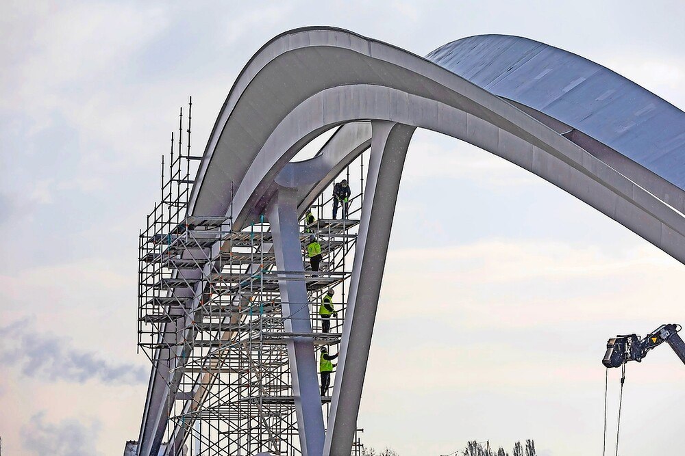 © Gregor Hartl / Habau
Seit Juni 2018 wird an der Realisierung der Donaubrücke Linz gearbeitet, bis Ende des Jahres 2021 soll die Zügelgurtbrücke in Stahlverbundbauweise fertig gestellt werden. Seit Juni 2018 wird an der Realisierung der Donaubrücke Linz gearbeitet, bis Ende des Jahres 2021 soll die Zügelgurtbrücke in Stahlverbundbauweise fertig gestellt werden.