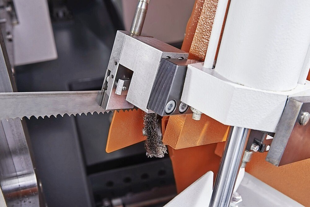 © Kasto Maschinenbau GmbH & Co. KG
Gute Zugänglichkeit der Säge ist für den Einrichtbetrieb eine Erleichterung. Gute Zugänglichkeit der Säge ist für den Einrichtbetrieb eine Erleichterung.