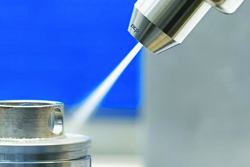 © acp - advanced clean production Mit dem CO2-Schneestrahl lassen sich Bauteilbereiche gezielt, trocken und rückstandsfrei reinigen.