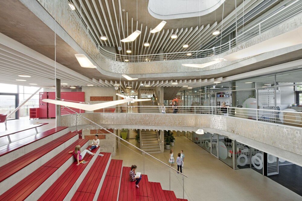 © Verein Architekturtage/Hertha Hurnaus
Großzügige und helle Aula des Schulzentrums Feldkirchen in Kärnten, die für unterschiedliche Aktivitäten genutzt werden kann - Architektur von Fasch&Fuchs Großzügige und helle Aula des Schulzentrums Feldkirchen in Kärnten