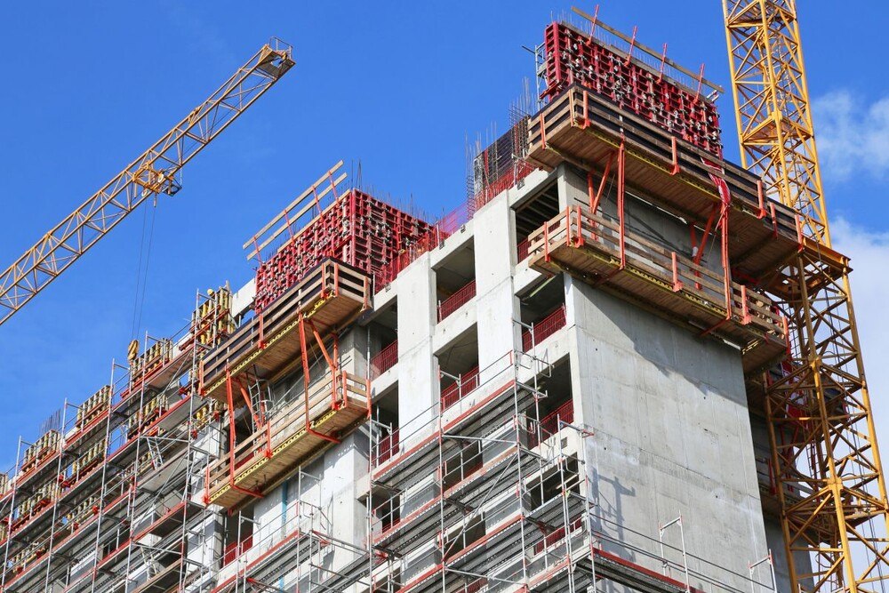 © Getty Images/Canetti
Im Corona-Jahr 2020 hat in Österreich die Baukonjunktur nur wenig gelitten, und auch 2021 hält der Bauboom an. Rohbau eines Wohnhauses mit Gerüsten und Kränen