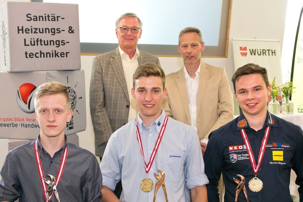 © WKV/Dietmar Mathis
Bei der Siegerehrung: Erste Reihe (v. l.): Bernhard Durchner (2. Platz), Manuel Gaisberger (1. Platz), Martin Wagner (3. Platz); zweite Reihe (v. l.): Bundesinnungsmeister-Stellvertreter Karl Pech und Bundeslehrlingswart Landesinnungsmeister-Stellvertreter Gerald Kopsa. Siegerehrung: Im Vordergrund die drei Medaillengewinner Bernhard Durchner (2. Platz), Manuel Gaisberger (1. Platz) und Martin Wagner (3. Platz)