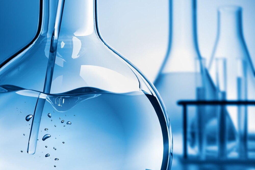© Getty Images/peterschreiber.media
Der fünfwöchige Sommer-Lehrgang "Surface Technology" an der FH IMC Krems ist für Studenten wie Berufstätige gleichermaßen interessant. Detailansicht von Chemie-Labor-Utensilien