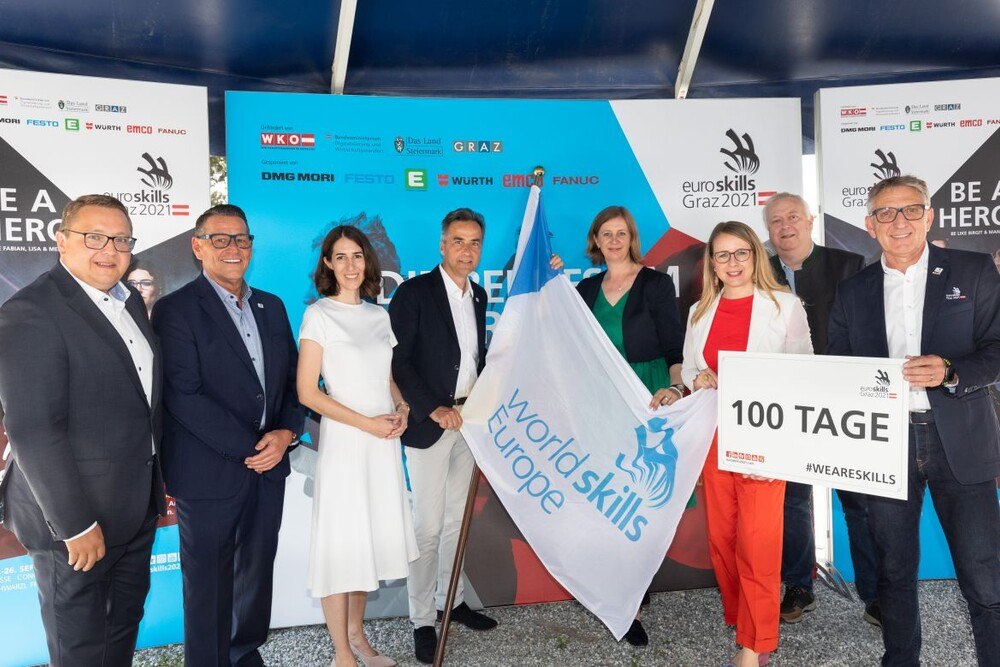 © EuroSkills 2020 GmbH/GEOPHO
Startschuss für den Countdown in Graz (v. l.): Martin Graf (Vorstandsdirektor Energie Steiermark), Klaus Leutgeb (Betreiber Schwarzl Freizeitzentrum), Amelie Groß ( WKÖ-Vizepräsidentin), Siegfried Nagl (Bürgermeister der Stadt Graz), Barbara Eibinger-Miedl, (Landesrätin für Wirtschaft, Tourismus, Regionen, Wissenschaft und Forschung), Margarete Schramböck (Ministerin für Wirtschaftsstandort und Digitalisierung), Stefan Praschl, (Vizepräsident World Skills Europe) und Josef Herk (WKO Steiermark-Präsident sowie EuroSkills 2021-Initiator) Bei Startschuss für den Countdown in Graz: 8 Personen mit EuroSkills-Fahne und "100 Tage Countdown"-Schild