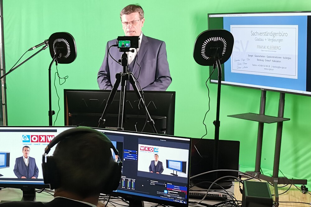 © Walter Stackler
Bundesinnungsmeister Walter Stackler begrüßte die Teilnehmer zum ersten Online-Facharbeiterseminar live aus der Glasfachschule Kramsach. Bundesinnungsmeister Walter Stackler begrüßte die Teilnehmer zum ersten Online-Facharbeiterseminar live aus der Glasfachschule Kramsach.