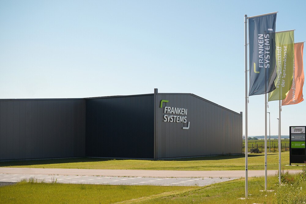 © Franken Systems
Im Jahr 2020 hat Franken Systems seine neue, nachhaltig konzipierte Firmenzentrale im bayerischen Gollhofen bezogen. Nun hat der Abdichtungs-Spezialist seinen Firmensitz um das Nachbargrundstück erweitert und möchte weiter ausbauen. Im Jahr 2020 hat Franken Systems seine neue, nachhaltig konzipierte Firmenzentrale im bayerischen Gollhofen bezogen. Nun hat der Abdichtungs-Spezialist seinen Firmensitz um das Nachbargrundstück erweitert und möchte weiter ausbauen.