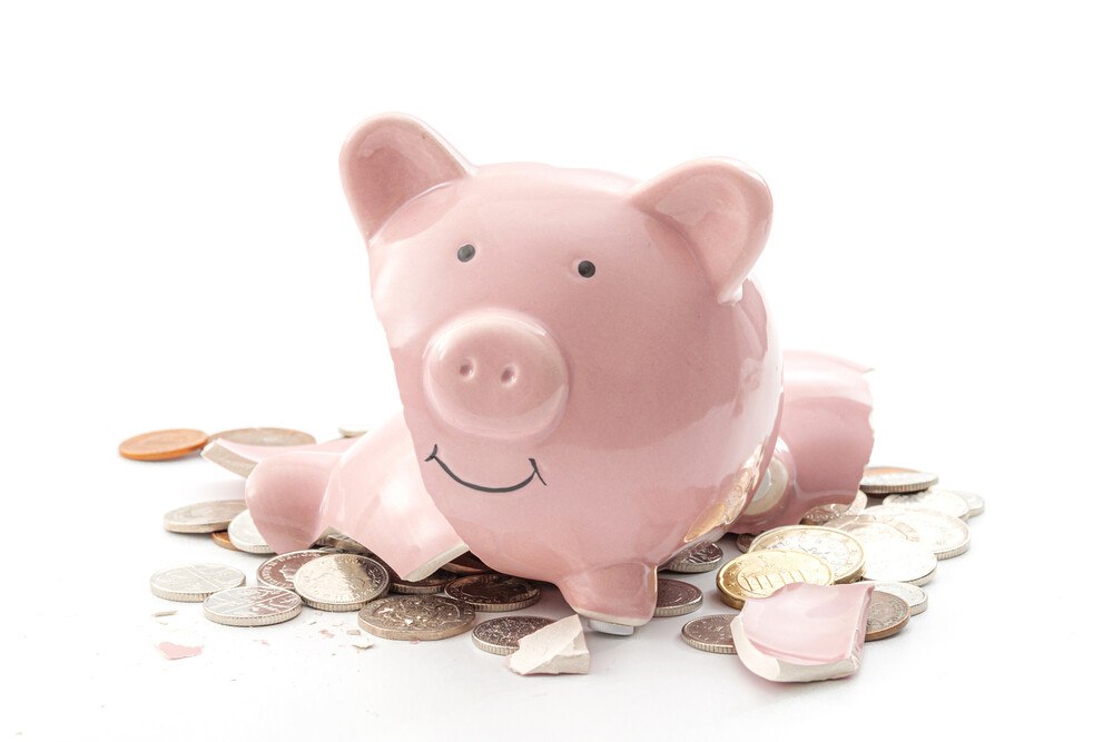 © Getty Images/Moussa81
Der KSV1870 rechnet nicht mit einer Insolvenz-Welle, sondern ab Herbst 2021 mit einem leichten Ansteigen der Insolvenzen. Zerschlagenes rosa Sparschwein, mit Münzen rundherum.