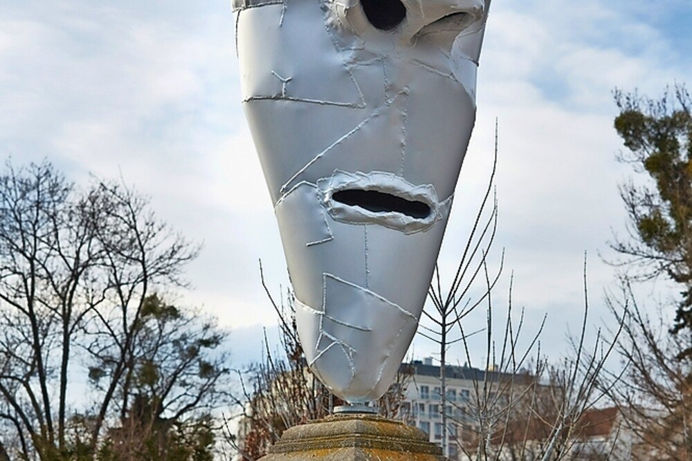 © Peter Kainz/MAK
Anlässlich der MAK-Retrospektive „Franz West: Gnadenlos“ wurden die vier Skulpturen aus lackiertem, geformten Aluminium der Stubenbrücke angebracht. Kunstwerk: Die 4 Larven