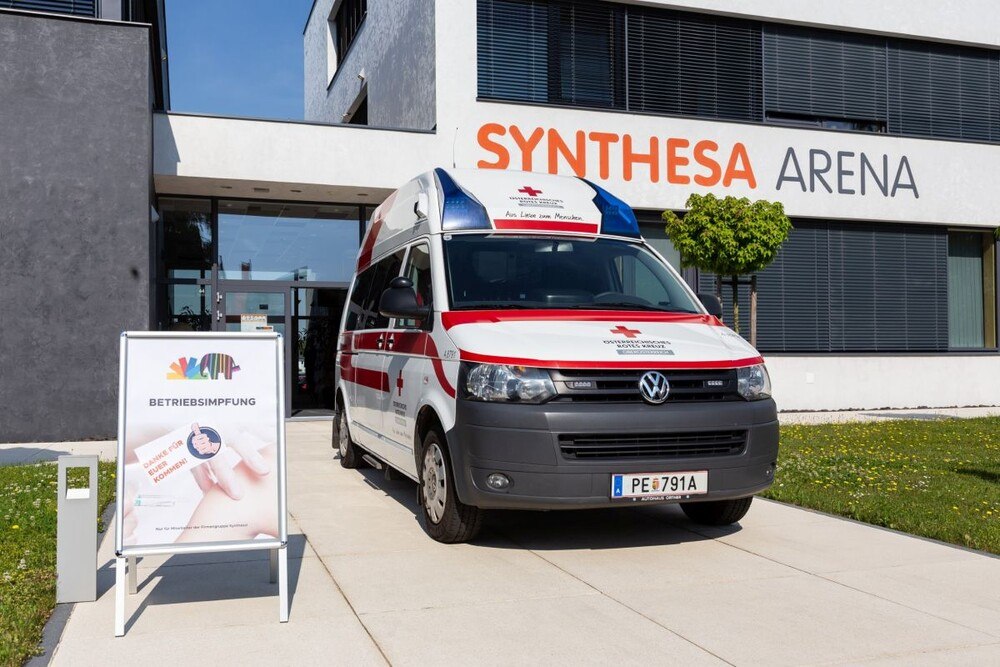 © Synthesa
Alles perfekt vom Mitarbeiter-Team organisiert - sogar das Rote-Kreuz zur Sicherheit war vor Ort. Rot-Kreuz-Wagen vor dem Eingang der Synthesa-Arena in Perg