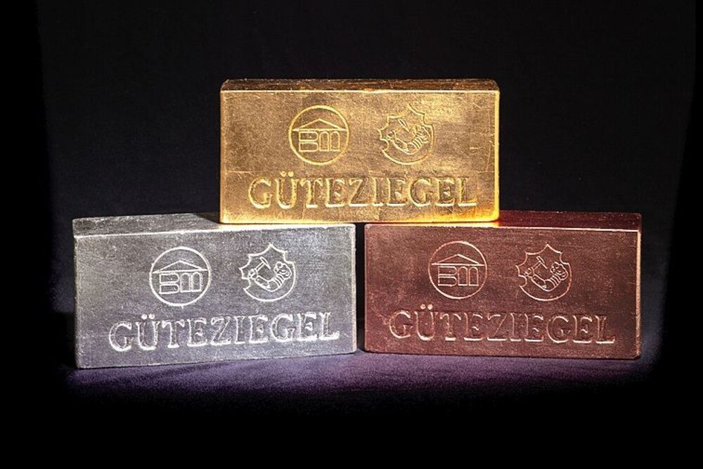 © Kurt Keinrath
Die Preisträger des Wiener Stadterneuerungspreises wurden mit dem Güteziegel in Gold, Silber und Bronze ausgezeichnet Die Preisträger des Wiener Stadterneuerungspreises wurden mit dem Güteziegel in Gold, Silber und Bronze ausgezeichnet