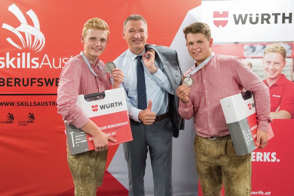 © Würth/EuroSkills2020/Kanzaj
Willi Trumler, Geschäftsführer Würth Österreich, mit den beiden Silbermedaillen-Gewinnern der WorldSkills 2019, Sebastian Wienerroither (Steinmetz) und Marc Berndorfer (Maurer).
Würth-Geschäftsführer Willi Trumler mit zwei Silbermedaillen-Gewinner der WorldSkills 2019
