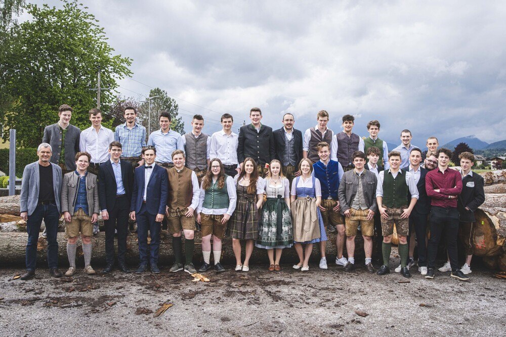 © Holztechnikum Kuchl
1. Reihe von links: Andrea Auer, Elisabeth Brein, Tanja Kappel-Höllermann, John Sumetzberger, Elias Gumplmayr, Matthäus Schaffer, Bernhard Leobacher, Florian Seiwald, Maximilian Gruber, Tobias Zwischenbrugger, Simon Wimmer
2. Reihe von links: KV DI (FH) Harald Erlbacher, Moritz Lichters, Lisa Marie Schunerits, Annika Sinzinger, Lian Schelkle, Thomas Heßler, Felix Pritz, Paul Schwaiger, Andreas Lingitz, Leonhard Gollhofer-Berger,
3. Reihe von links: Melvin Maier, Peter Szauer, Gregor Seidl, Johannes Grünwald, Elias Moser, Florian Mayr, Felix Heisinger, Bernhard Winkler, Thomas Schachl, Stefan Wallinger, Benjamin Hochreiter
(nicht am Bild: Moritz Arnezeder)
HTL-Absolvent*innen für Wirtschaftsingenieur*innen/Holztechnik