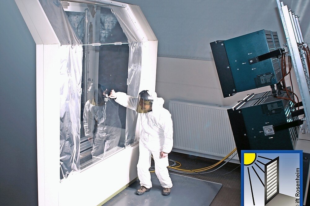 © ift Rosenheim)
Prüfung der lichttechnischen Eigenschaften gemäß EN 14500 und des gtotal-Wertes von Verschattungen und Sonnenschutzsystemen unter der künstlichen Sonne auf dem Prüfstand des ift Rosenheim. Prüfung der lichttechnischen Eigenschaften gemäß EN 14500 und des gtotal-Wertes von Verschattungen und Sonnenschutzsystemen unter der künstlichen Sonne auf dem Prüfstand des ift Rosenheim