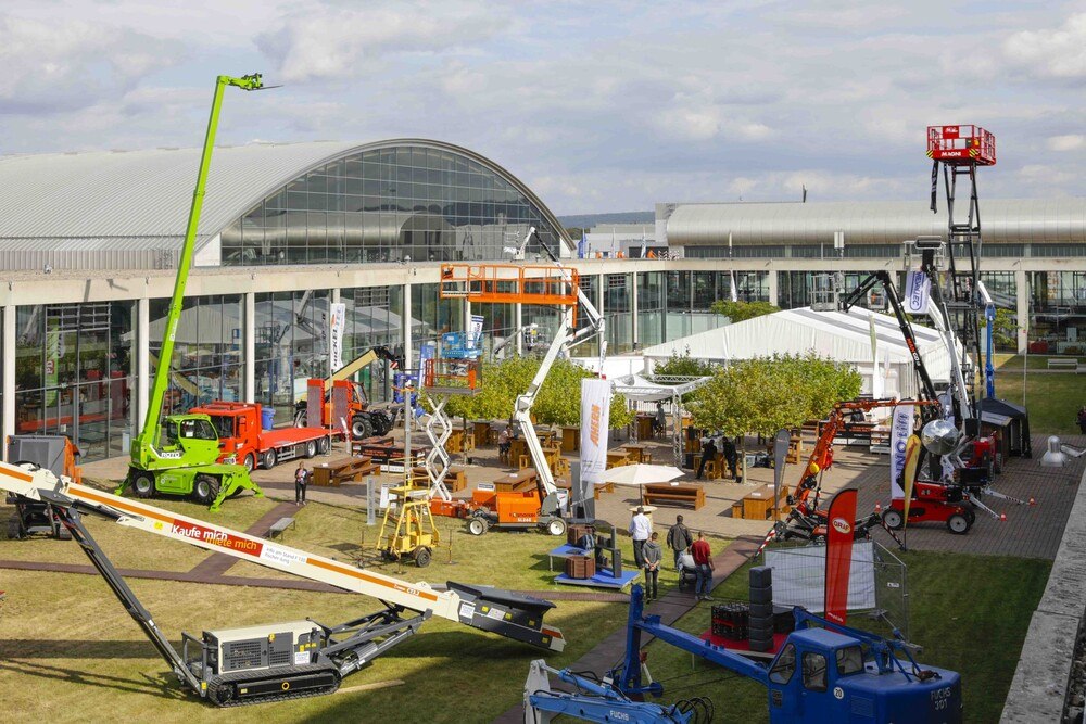 © Messe Karlsruhe/Jürgen Rösner
Die Messe Karlsruhe ist startklar für das Debüt der Platformers´Days im September 2021. Verschiedene Hebe- und Höhenzugangsgeräte im Hof der Messe Karlsruhe.