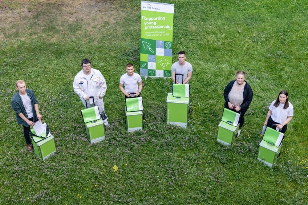 © Sto-Stiftung
Sie haben es drauf (v. l.): Eric Zellhofer, David Ziehmayer, Artion Polozhani, Ilija Colovic, Adina Hochhauser und Fiona Mühl. Blick aus der Vogelperspektive auf die sechs GewinnerInnen des Besten-Wettbewerbs samt grünen Koffer