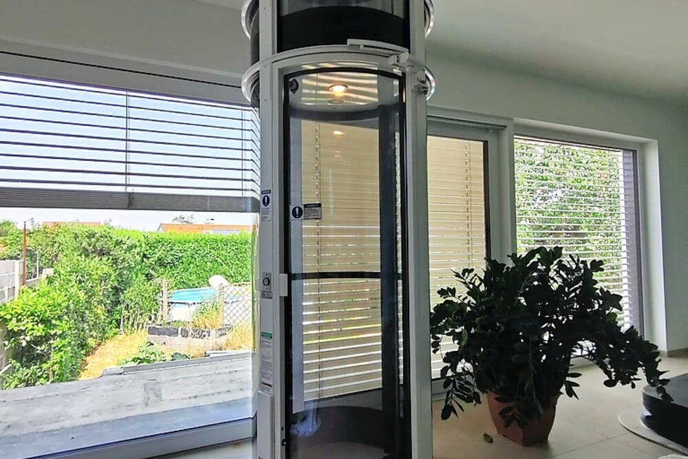 © Saniplus
Bei genug Platz im Innenraum ist ein Einbau eines Lifts – durch den Einbau einer Liftgrube von 15 cm Tiefe und eines Deckendurchbruchs möglich. Ein Innenraumlift.