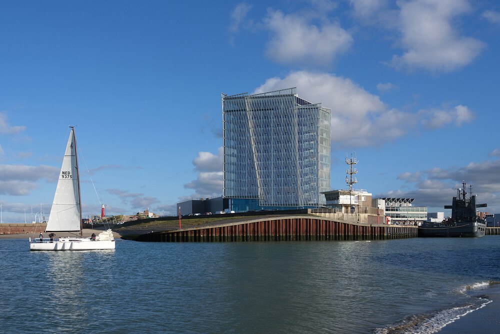 © Ossip van Duivenbode
Solitär am Meer: Das architektonische Design des 4-Sterne Inntel Hotel Den Haag Marina Beach greift das nautische Thema auf. Der dreieckige Hotelbau steht an der Spitze des Piers und sieht von jedem Aussichtspunkt anders aus, keine Fassadenseite ist gleich. Solitär am Meer: Das architektonische Design des 4-Sterne Inntel Hotel Den Haag Marina Beach greift das nautische Thema auf. Der dreieckige Hotelbau steht an der Spitze des Piers und sieht von jedem Aussichtspunkt anders aus, keine Fassadenseite ist gleich.