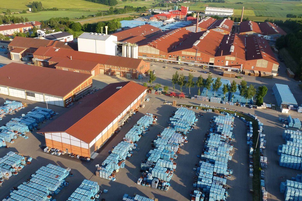 © Erlus
Am Hauptstandort von Erlus im niederbayerischen Neufahrn werden die meisten Tondachziegel-Modelle produziert. Am Hauptstandort von Erlus im niederbayerischen Neufahrn werden die meisten Tondachziegel-Modelle produziert.