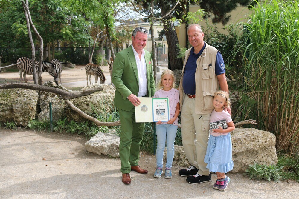 © Barbara Feldmann Stephan Hering-Hagenbeck, Direktor des Tiergartens Schönbrunn mit seinen beiden Töchtern und Christian Seidler, Sefra-Geschäftsführer und Zebra-Pate.