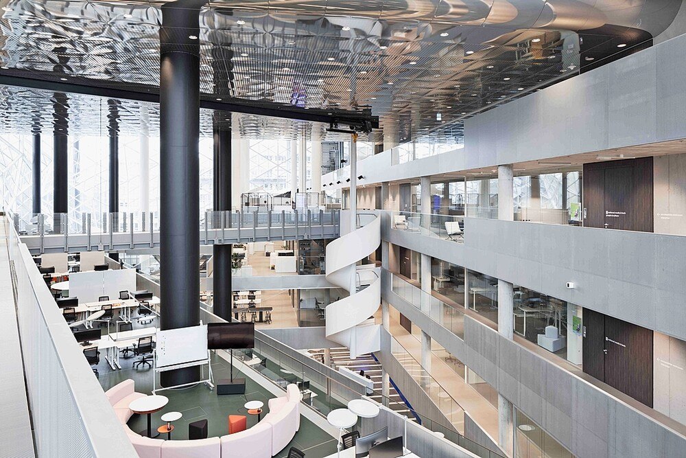 © MAIPLATZ Fotografie
Im futuristischen Neubau des Axel Springer Verlages in Berlin werden drei Etagen durch eine eindrucksvolle stählerne Wendeltreppe verbunden. MetallArt Spindeltreppe