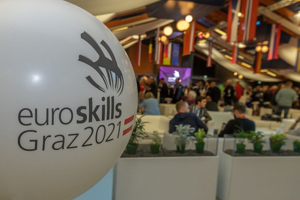 © Gerald Lobenwein
Erstes Zusammentreffen der Teilnehmer*innen bei der "Welcome Reception" am 20. September 2021.
Luftballon mit der Aufschrift "EuroSkills Graz 2021", im Hintergrund das Zusammentreffen der Teilnehmer bei der Welcome Reception.