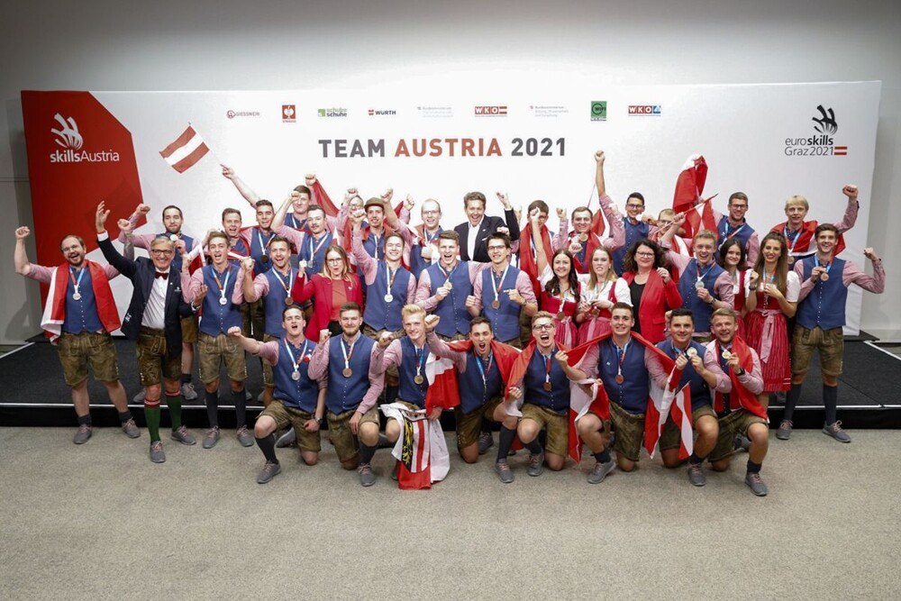 © WKÖ/SkillsAustria/Florian Wieser
Die Medaillen-Gewinner des Teams Austria 2021 mit Harald Mahrer (Präsident WKÖ), Josef Herk (Präsident WK Steiermark), Bundesministerin Margarete Schramböck (BMDW) und Sektionschefin Doris Wagner (BMBWF). Gruppenbild aller Medaillen-Gewinner des Teams Austria 2021 mit Harald Mahrer (Präsident WKÖ), Josef Herk (Präsident WK Steiermark), Bundesministerin Margarete Schramböck (BMDW) und Sektionschefin Doris Wagner (BMBWF).