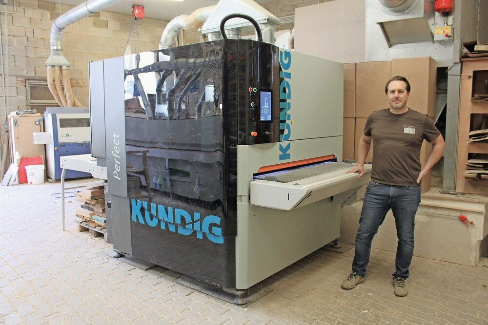 © Yoko Rödel
Dank der neuen Kündig Perfect Breitbandschleifmaschine können auch sensible Materialien bearbeitet werden. Andreas Widhalm aus Oedt an der Wild