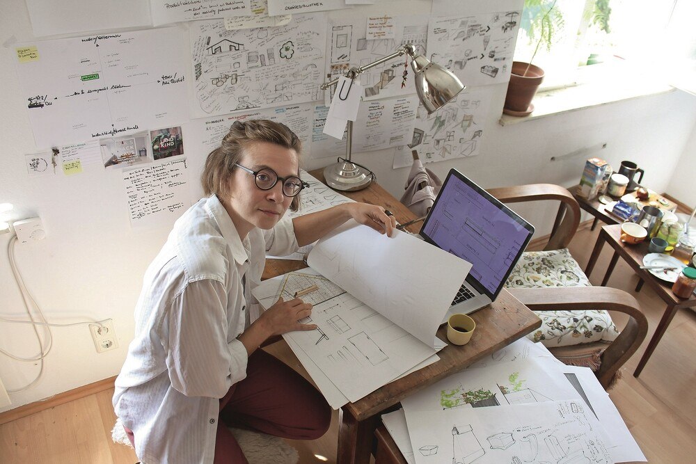 © Yoko Rödel
Johanna Starkl in ihrem Atelier: Die junge Tischlerin hat einen individuellen Zugang zum Handwerk. Johanna Starkl in ihrem Atelier